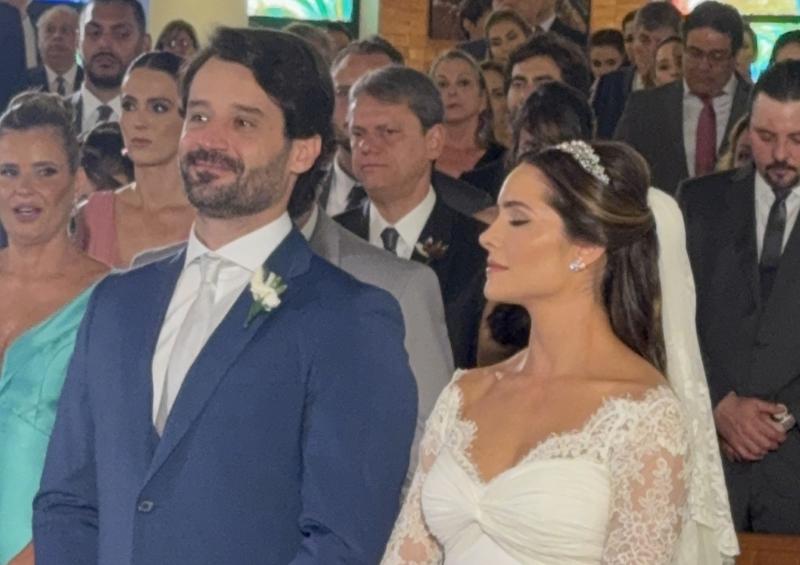 Guilherme e Bruna, no altar