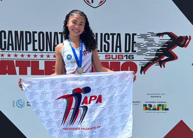 Júlia em seu pódio de vice-campeã no pentatlo, o qual lhe rendeu o troféu 