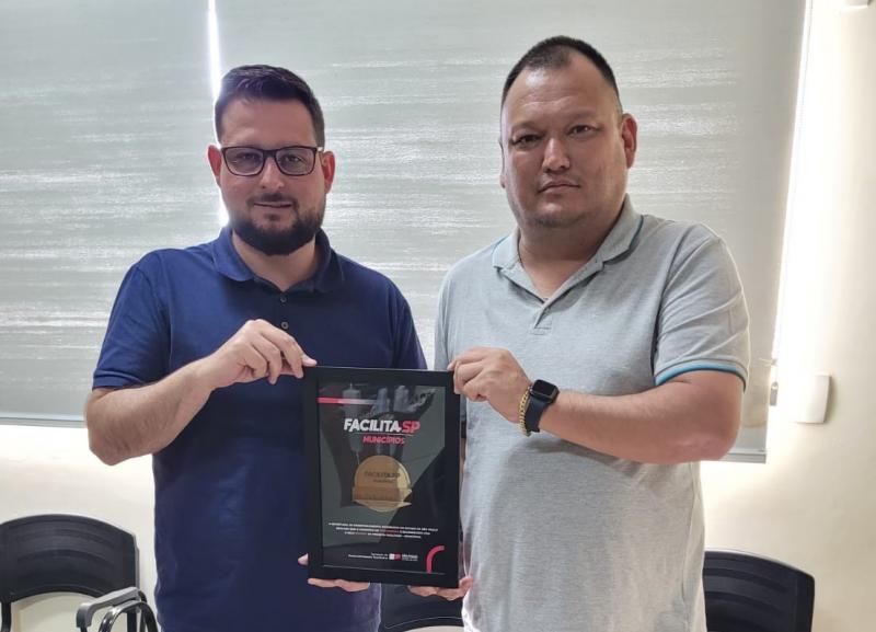 Prefeito Lucas Padovan dos Santos Pavani e diretor de Desenvolvimento Econômico, Nickolas Agostinho, com Selo Bronze do Projeto Facilita SP