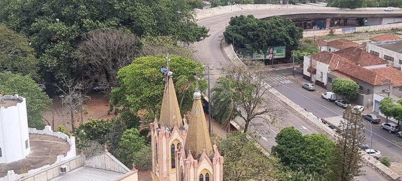 Troca de lâmpadas da cruz de uma das torres do santuário foi realizada na tarde de hoje