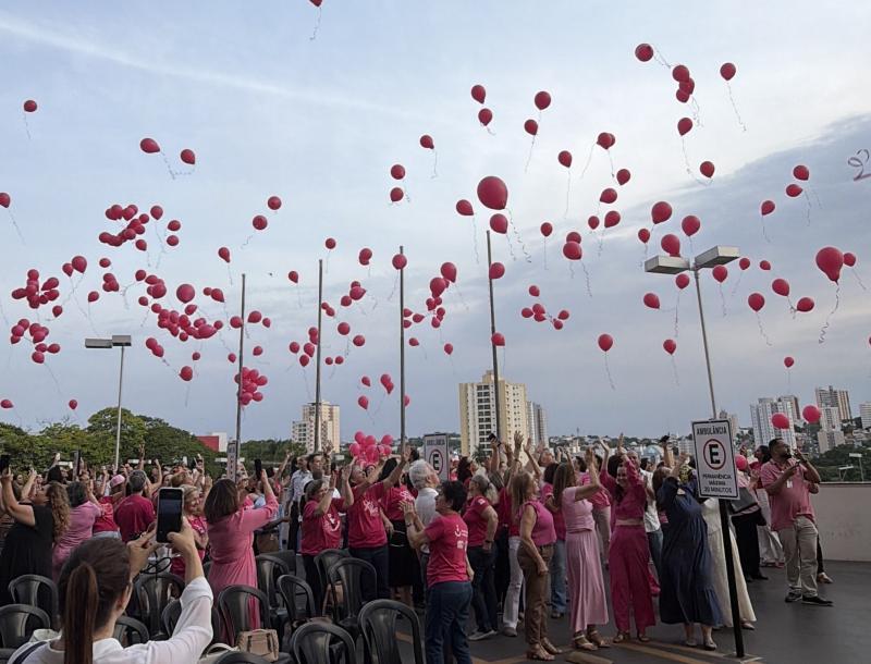 Soltura de balões rosa, simbolizando a vida das mulheres que venceram, as que lutam e as que viverão em nossa memória