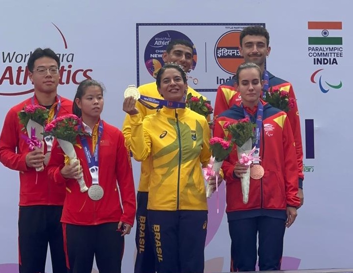 Jerusa Geber e o guia Gabriel Aparecido dos Santos Garcia recebem a medalha de ouro em Nova Déli, na Índia
