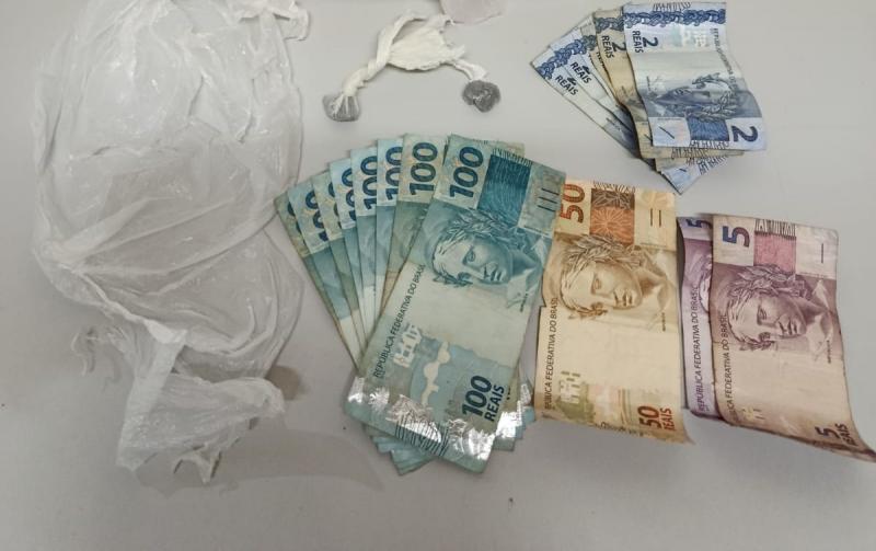 Suspeita foi flagrada com porções de droga, embalagem de entorpecente e R$ 872 em dinheiro