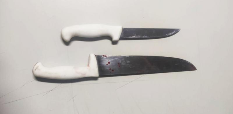Duas facas, uma delas com marcas de sangue, foram encontradas em construção onde suspeito se escondeu