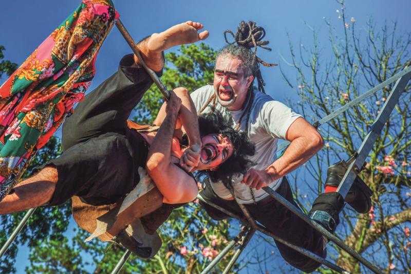 Espetáculo mescla teatro, circo e música em um enredo cujo personagem principal é um advogado golpista atrapalhado