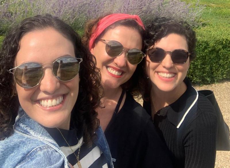 Fernanda - Flor, Isabela - Bela e Selma- Céu estão à frente do Espaço Poá