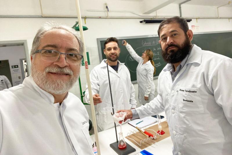 Aulas práticas em laboratório integram aprendizado dos estudantes da Zootecnia semipresencial