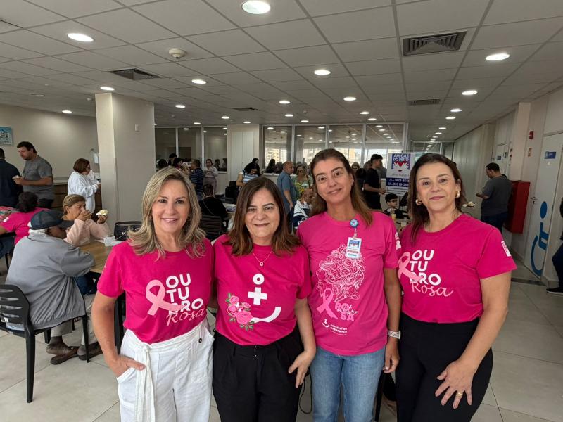 As voluntárias Cássia Sperini, Claudia Lemos, Gabriela Andrade e Fernanda Valério, do Grupo Amigas do Peito