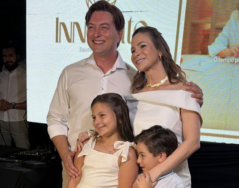 O núcleo de todo o sonho: Dra. Silvia Amélia ao lado do marido, Mário Henrique Barreiros, e dos filhos Laura e Fernando, seus maiores incentivadores na jornada que levou à Innovato