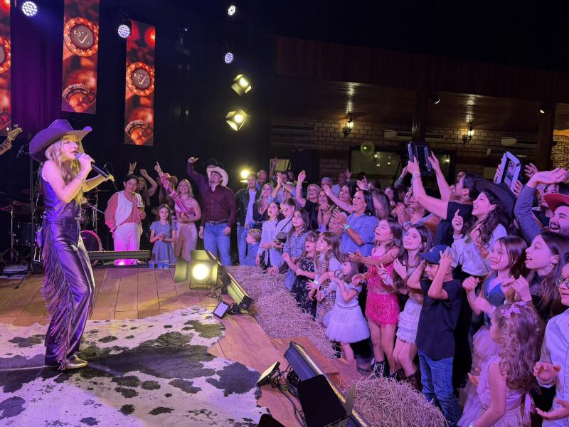 REBECCA ZANETTI, NO SHOW DE SEXTA-FEIRA, NO FANNY EVENTOS
