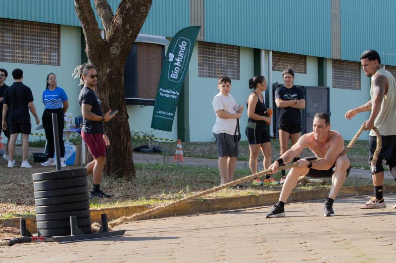 Há sempre várias duplas correndo e executando os exercícios ao mesmo tempo