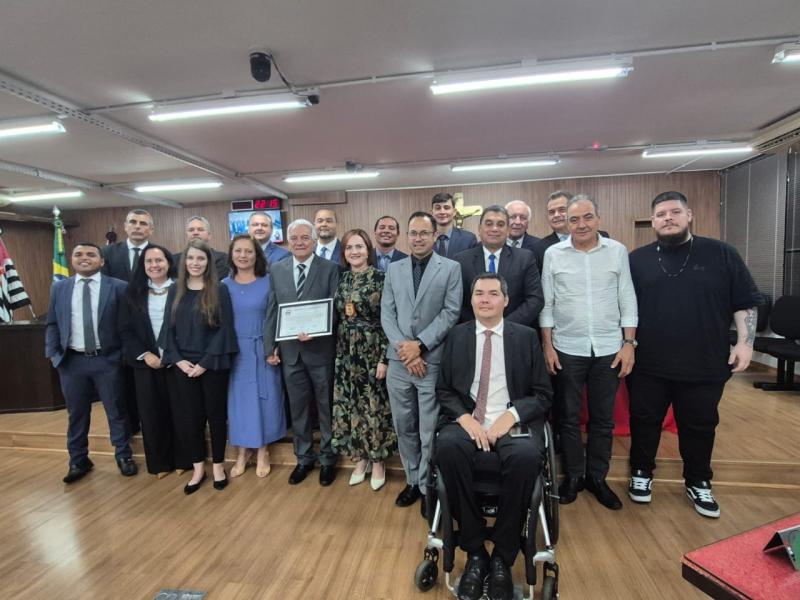 Sessão contou com autoridades, membros da Polícia Civil e familiares para celebrar carreira do delegado