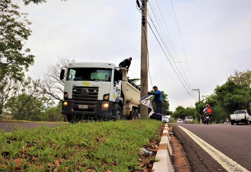 Segundo Prefeitura, placas instaladas irregularmente geram poluição visual