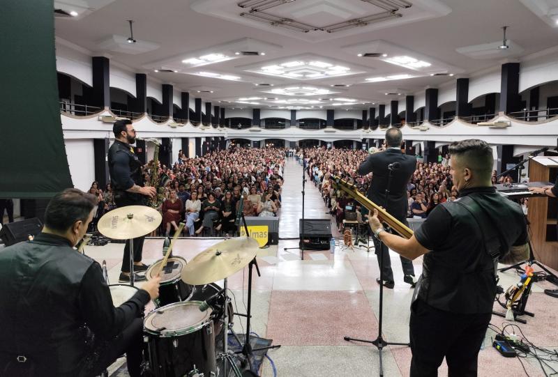 Professores participaram de evento alusivo à data na noite desta segunda