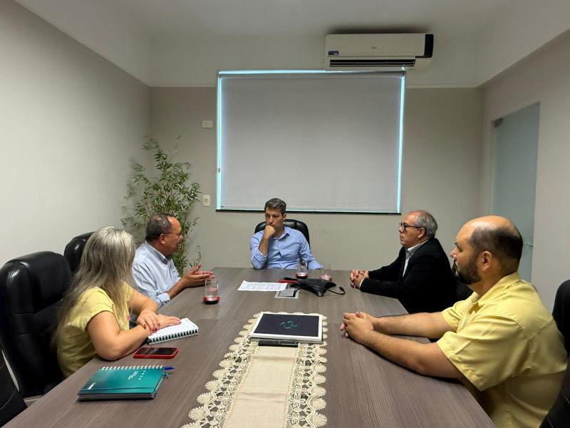 Dirigentes da Acipp e do Sicoob Paulista, em reunião para assinatura do convênio