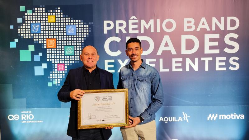 Luiz Francisco Boigues com o chefe da Divisão de Tributação da Prefeitura de Machado, Bruno Marques Sudatti