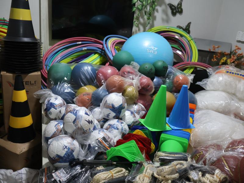 Entre os materiais estão tabelas de basquete, redes, cones, cordas e bolas de pilates