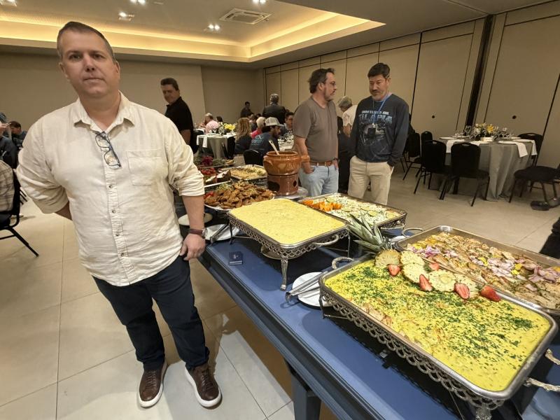  Chef Maciel Siqueira preparou 26 pratos a base de tilápia, especialmente para os tilapicultores, no jantar de encerramento do Workshop “Doutores Da Tilápia”, no Aruá Hotel