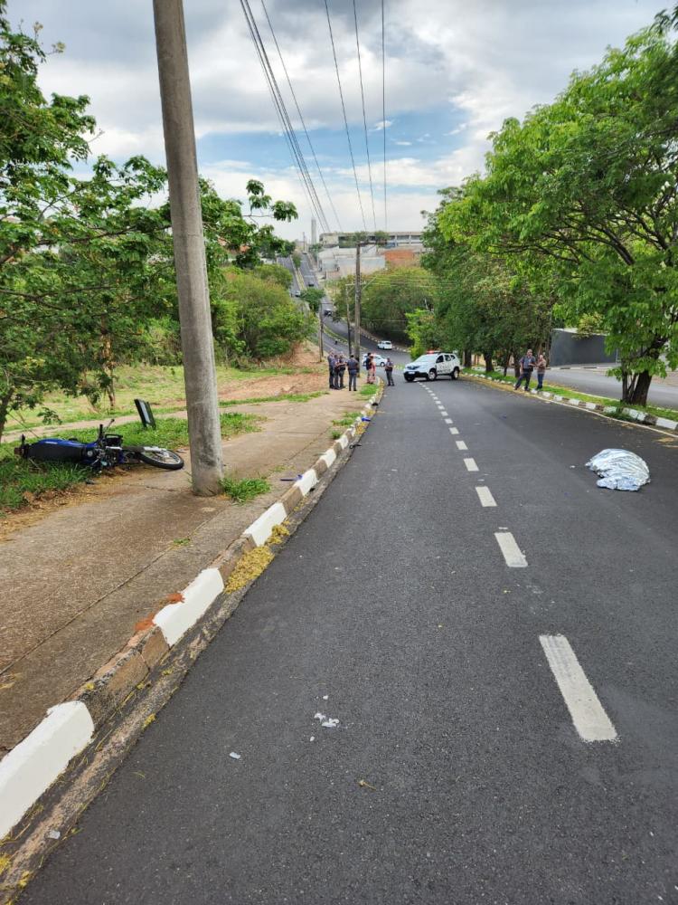 Acidente ocorreu nesta sexta-feira, na Avenida Juscelino Kubitscheck de Oliveira