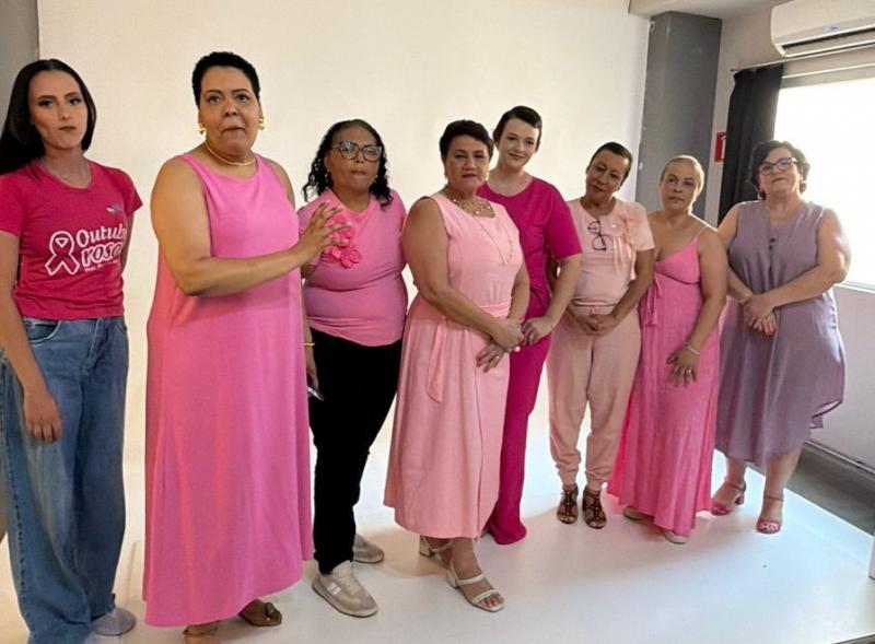 Juliane Muraro, segunda da esquerda para direita, e grupo de participantes do projeto "Olhar Fraterno e Acolhedor"