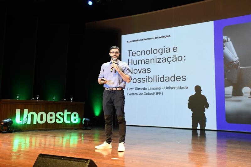 Palestrante Ricardo Limongi durante conferência de abertura do Enepe 2025