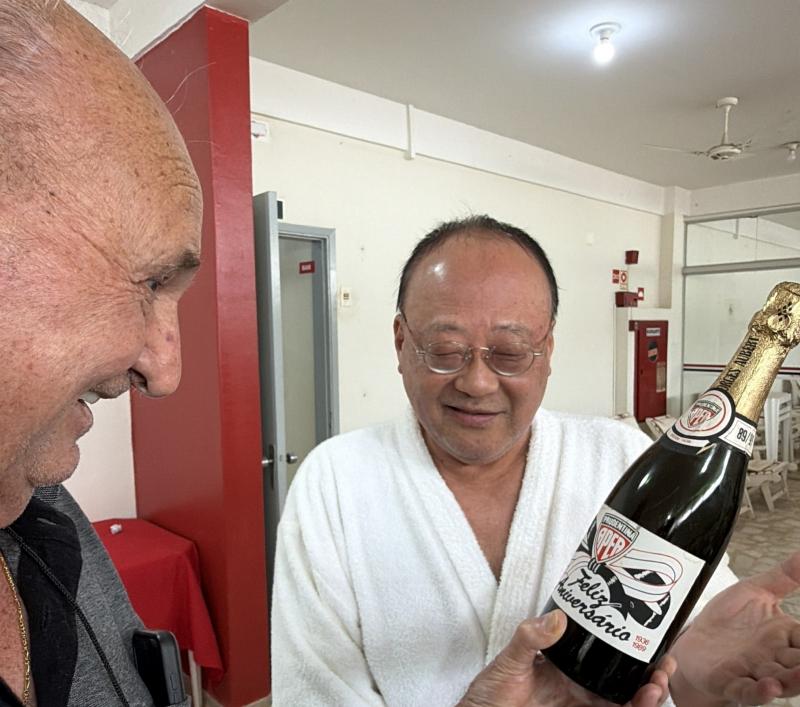 Antonio Martinho Fernandes, o Nico, entregou seu acervo ao atual presidente da Apea, Dr. Teruo Miyashiro, durante reunião dos Amigos da Sauna
