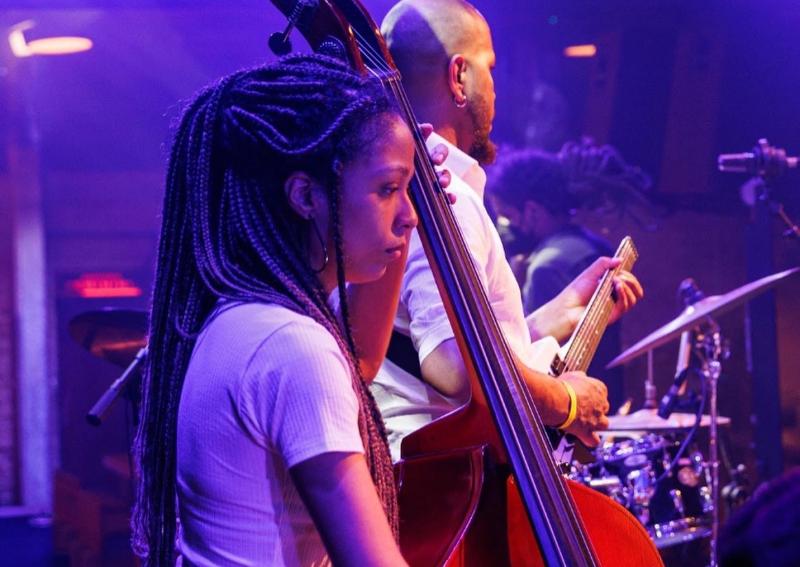 Do Brasil, a contrabaixista Vanessa Ferreira, com sólida atuação no jazz e na música instrumental
