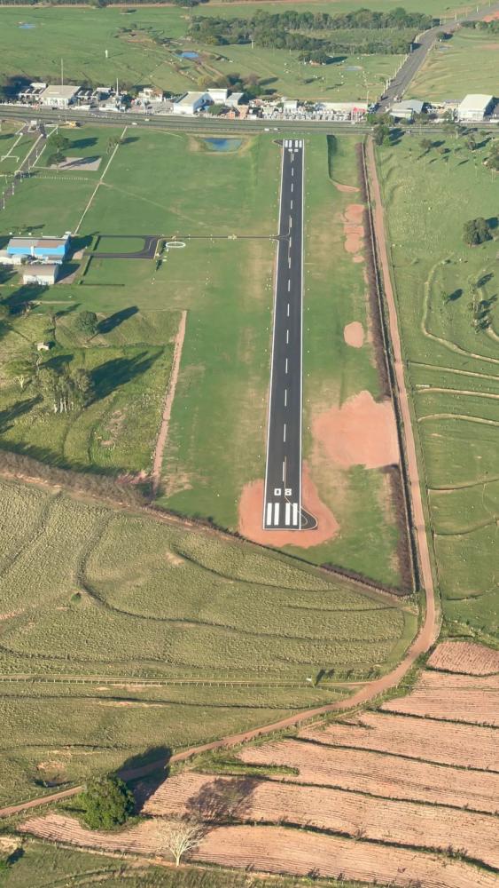 Pista pavimentada do Aeródromo José Martins da Silva, em Regente Feijó