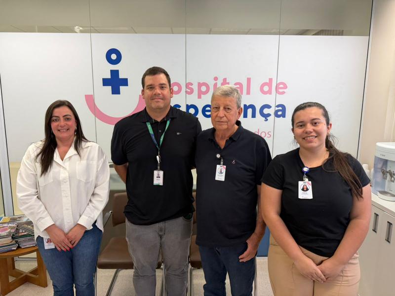 Engenheiro Bruno Fernandes, da multinacional Rousselot, é recepcionado no Hospital de Esperança pelo vice-presidente Jorge Guazzi, e colaboradoras Mania Pires e Sabrina Rocha