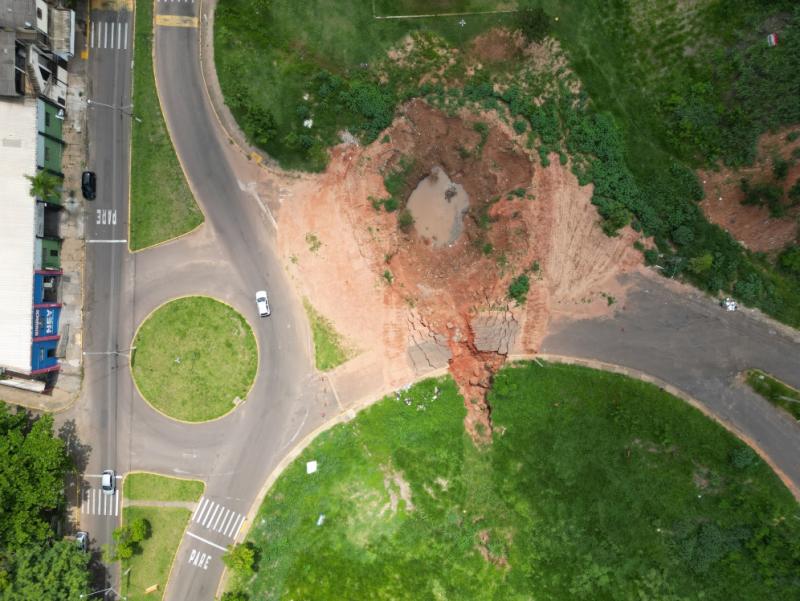 Cratera na Avenida Tancredo Neves está aberta desde 2023