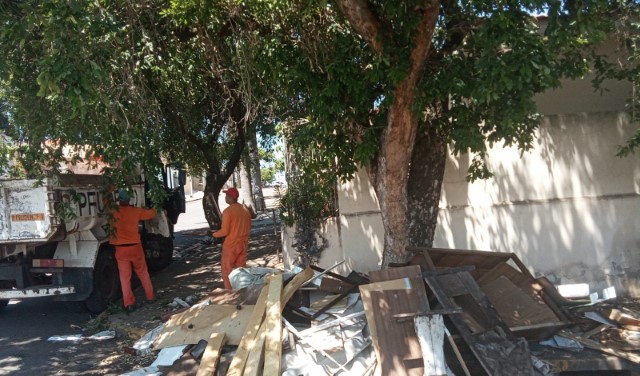 Moradores devem colocar materiais nas calçadas com antecedência, antes da passagem dos caminhões
