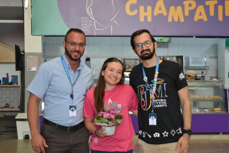À esquerda, Diego Lima, diretor da instituição; ao meio, a aluna Alice; e à direita, Josino Júnior, da Pastoral da Juventude Marista do colégio