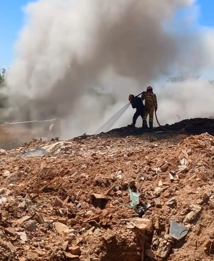 Equipes seguem atuando no local, com objetivo de extinguir completamente incêndio subterrâneo