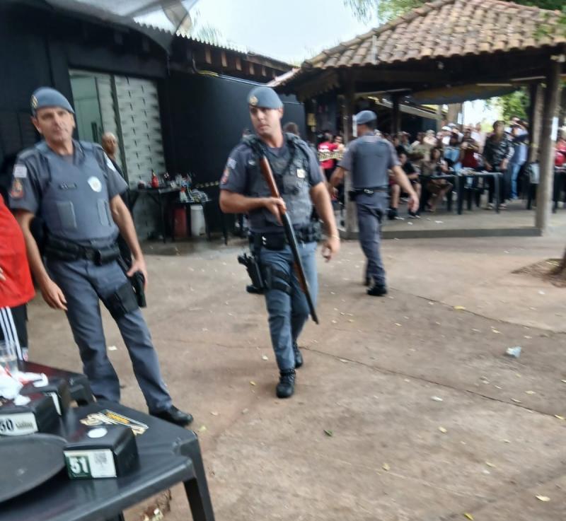 Equipes da Polícia Militar se depararam com tumulto ao chegar ao local da ocorrência