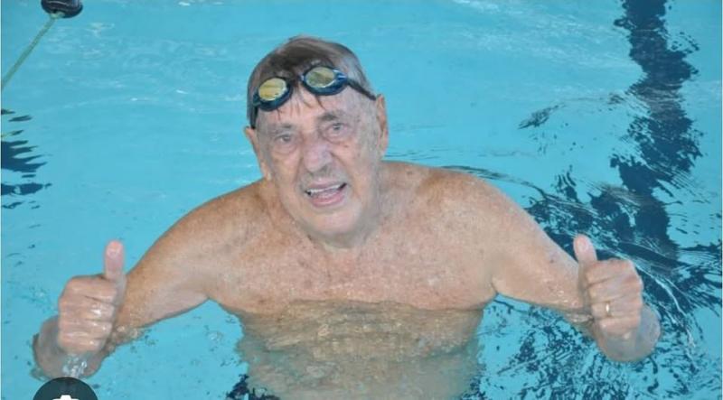 Atletas master, ele iniciou na natação após sua aposentadoria e acumulou mais de 650 medalhas