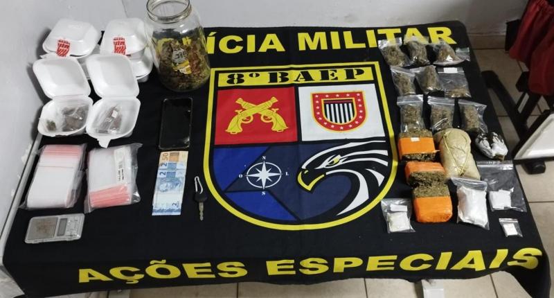Homem de 32 anos foi surpreendido, em PP, com maconha, haxixe, ice, balança, dinheiro e embalagens