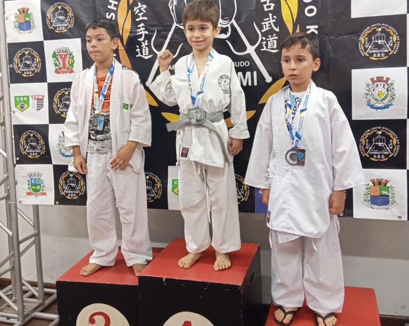 Gabriel Junqueira (no centro da foto) levou medalha de ouro no Kata e Kumite