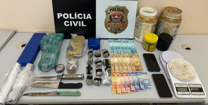 Dois homens e uma mulher foram surpreendidos com maconha, balanças, dinheiro e celulares