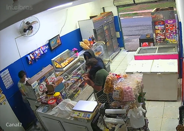 Homem anunciou assalto, rendeu um cliente e fugiu em companhia de um segundo envolvido