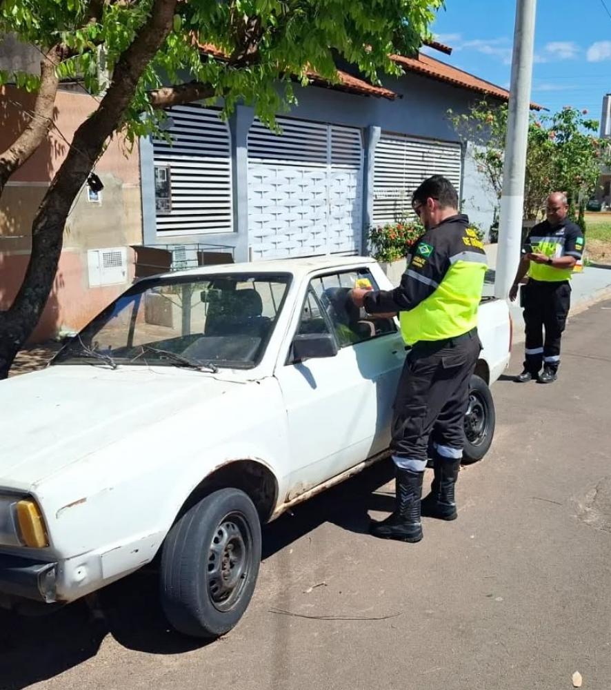 Fiscais fazem notificação e remoção de veículos abandonados nas vias públicas de Pirapozinho