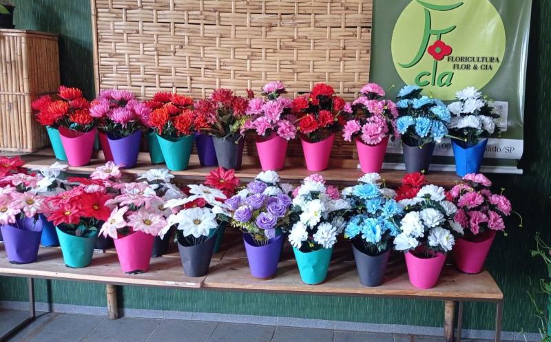 Venda de flores artificiais vem crescendo na Flor & Cia de Álvares Machado