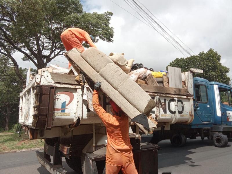 Mutirão recolhe móveis sem uso, eletrodomésticos, pneus e madeiras