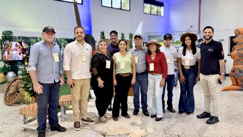 Equipe Terra Parque com moradores do Bairro Noite Negra no estande