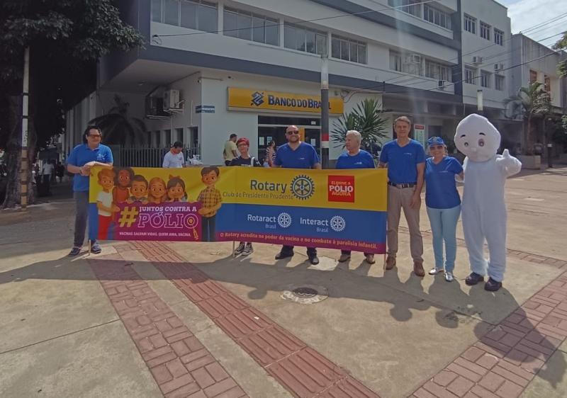 Rotarianos divulgam a campanha pela vacinação de crianças contra a poliomielite, no calçadão