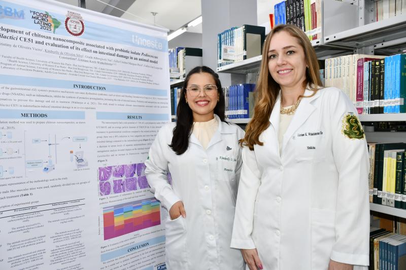 Ao lado banner do trabalho apresentado em Aracajú, Kimberlly e a Dra. Lizziane