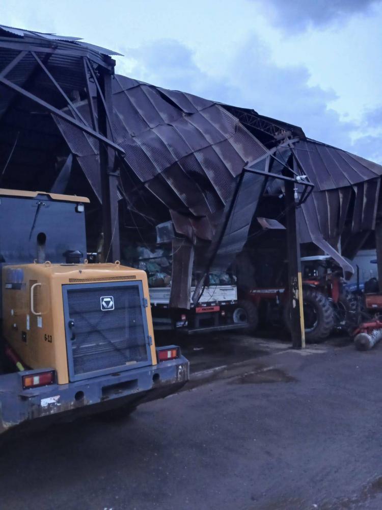 Parte do telhado do Pátio Municipal cedeu sobre veículos em função da tempestade