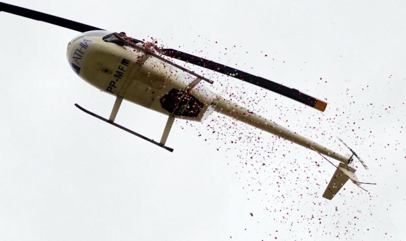 Chuva de pétalas de rosas foi promovida por helicóptero que sobrevoou cemitérios