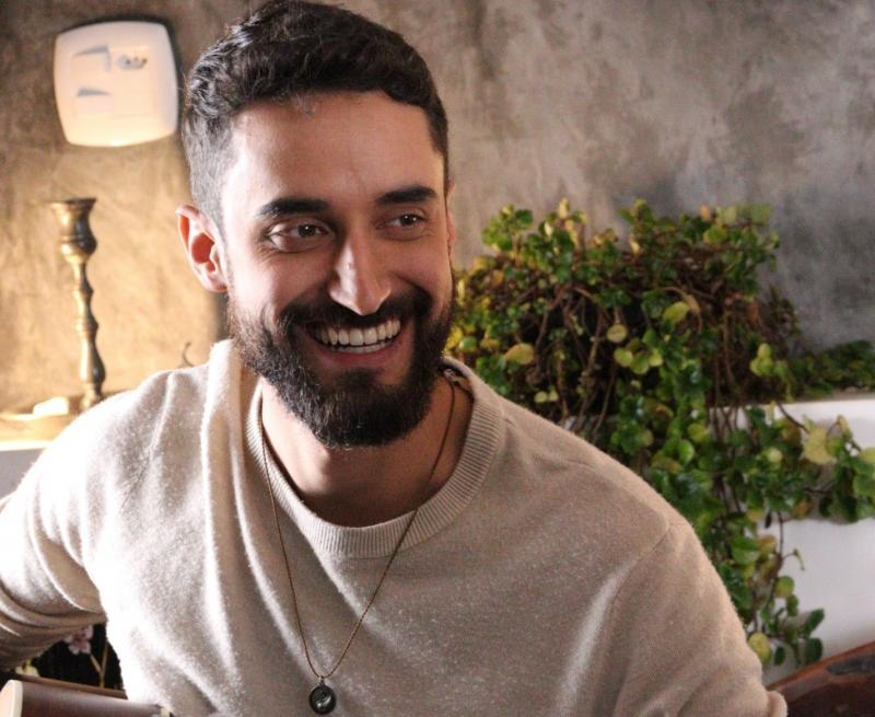 Artista já lançou um EP com 4 músicas, depois lançou 5 singles