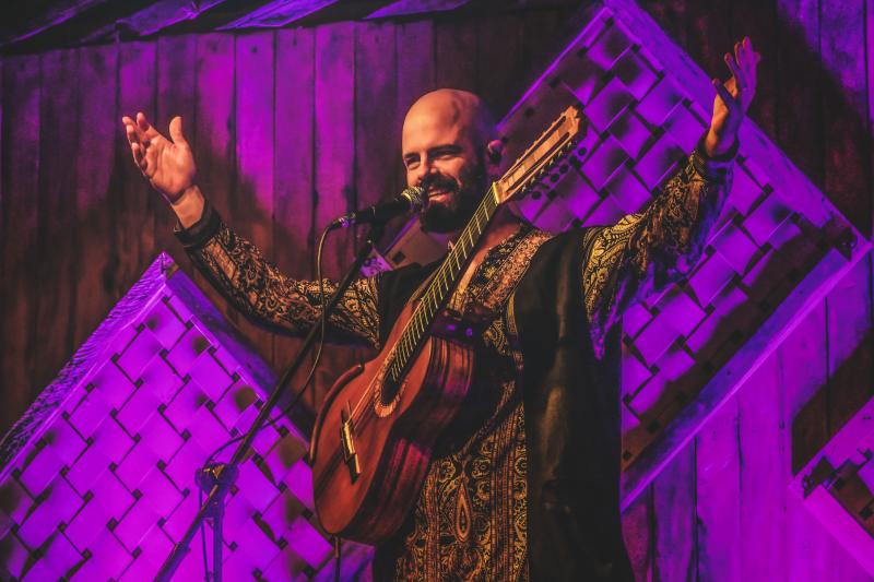 O músico Bruno Sanches organiza e participa desse show de gala, nesta quinta, dia 6