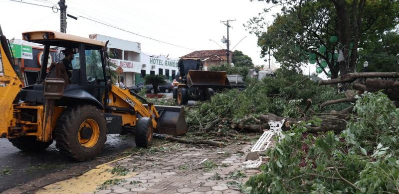 Cidade foi afetada com destelhamentos e quedas de árvores